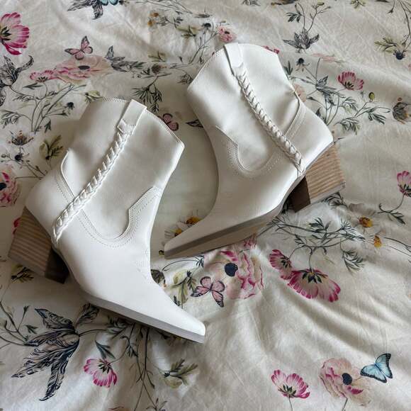 DV by Dolce Vita Shoes - DV by Dolce Vita Koolson White Western Ankle Boots Size 9.5